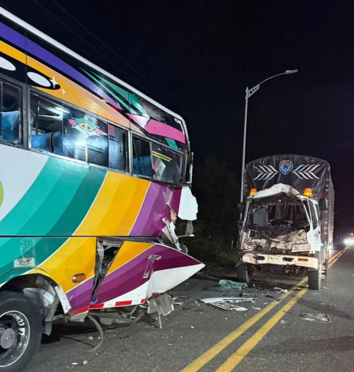 Así quedó la parte trasera del bus y la cabina del tractocamión luego del choque registrado la noche del jueves en el corregimiento de Pital de Megua, Atlántico.//Cortesía Red de Cooperantes.