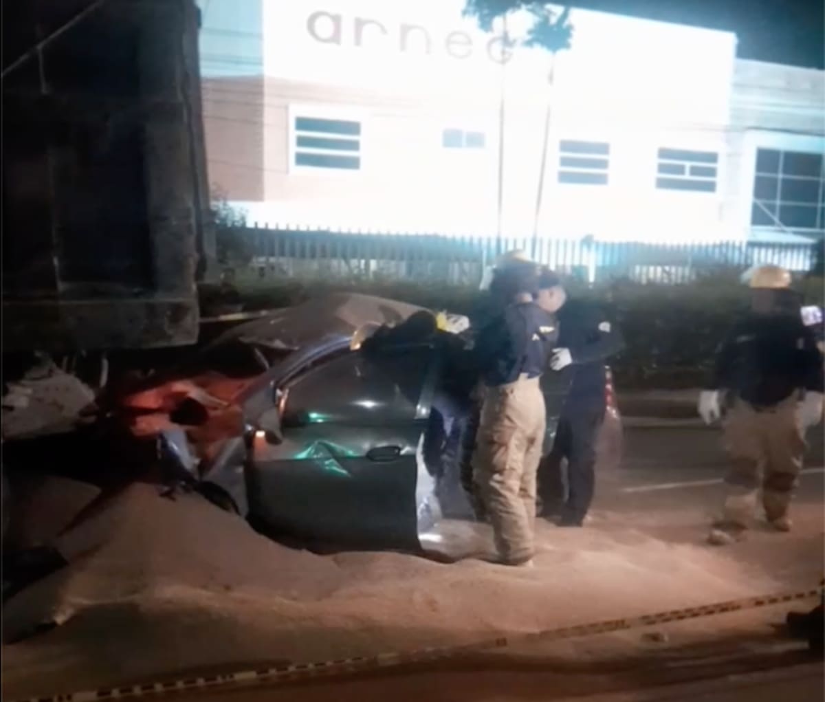 Fue necesaria la presencia de miembros del Cuerpo de Bomberos para sacar el cuerpo de Yosimir Cervera del carro que conducía.//Cortesía Red de Cooperantes.