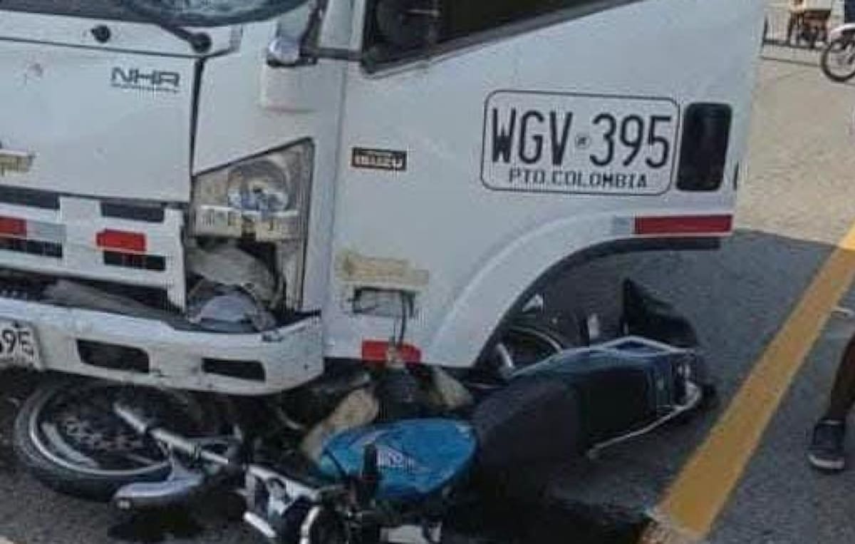 Así quedó la motocicleta que conducía Benjamín Herrera Tatis después de chocar contra un camión tipo furgón en la Circunvalar de la Prosperidad.//Cortesía Red de Cooperantes.