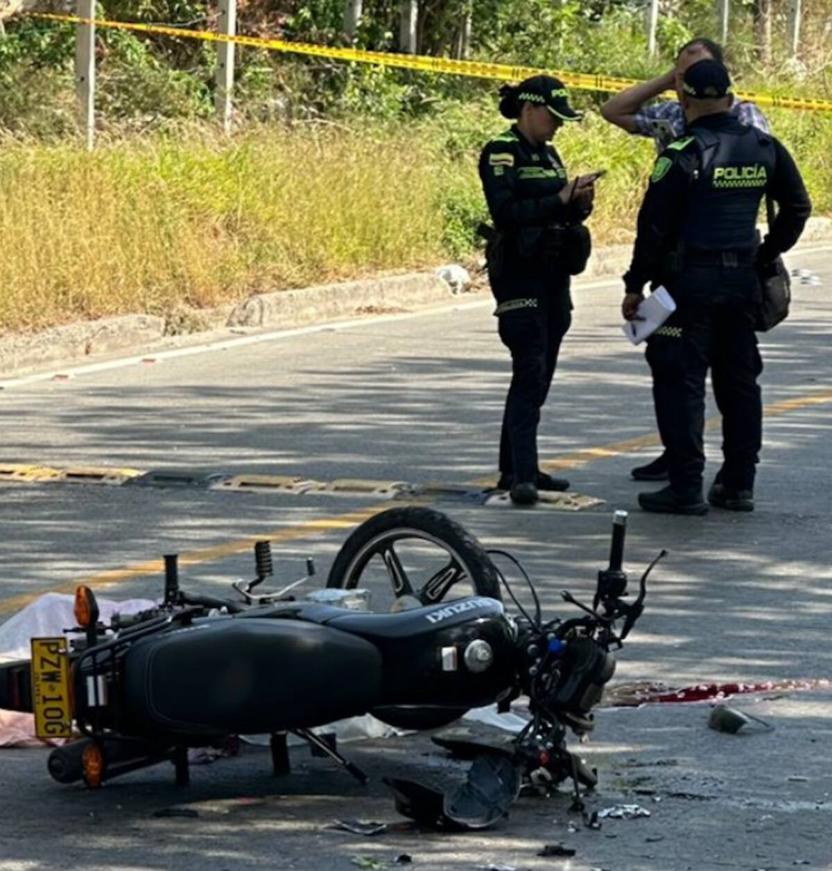 Las autoridades de tránsito del Distrito de Barranquilla investigan el choque de dos motocicletas donde resultó una persona muertas y tres más heridas..//Cortesía Red de Cooperantes.