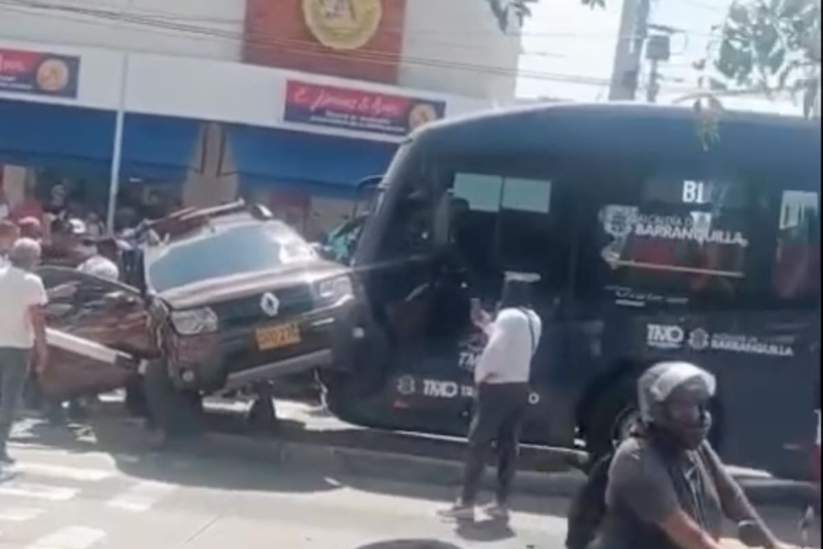 Fuerte choque entre bus de Transmetro y una camioneta en la Calle Murillo con 33