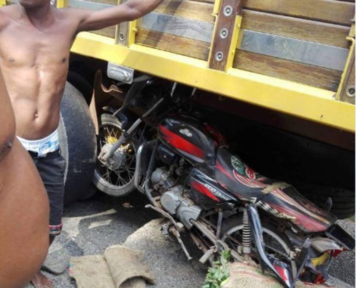 Herminio Barrios Fruto iba en su moto y chocó contra la parte de atrás de un camión que estaba parqueado. El hecho ocurrió en el corregimiento de San Pablo, en jurisdicción de Marialabaja.
