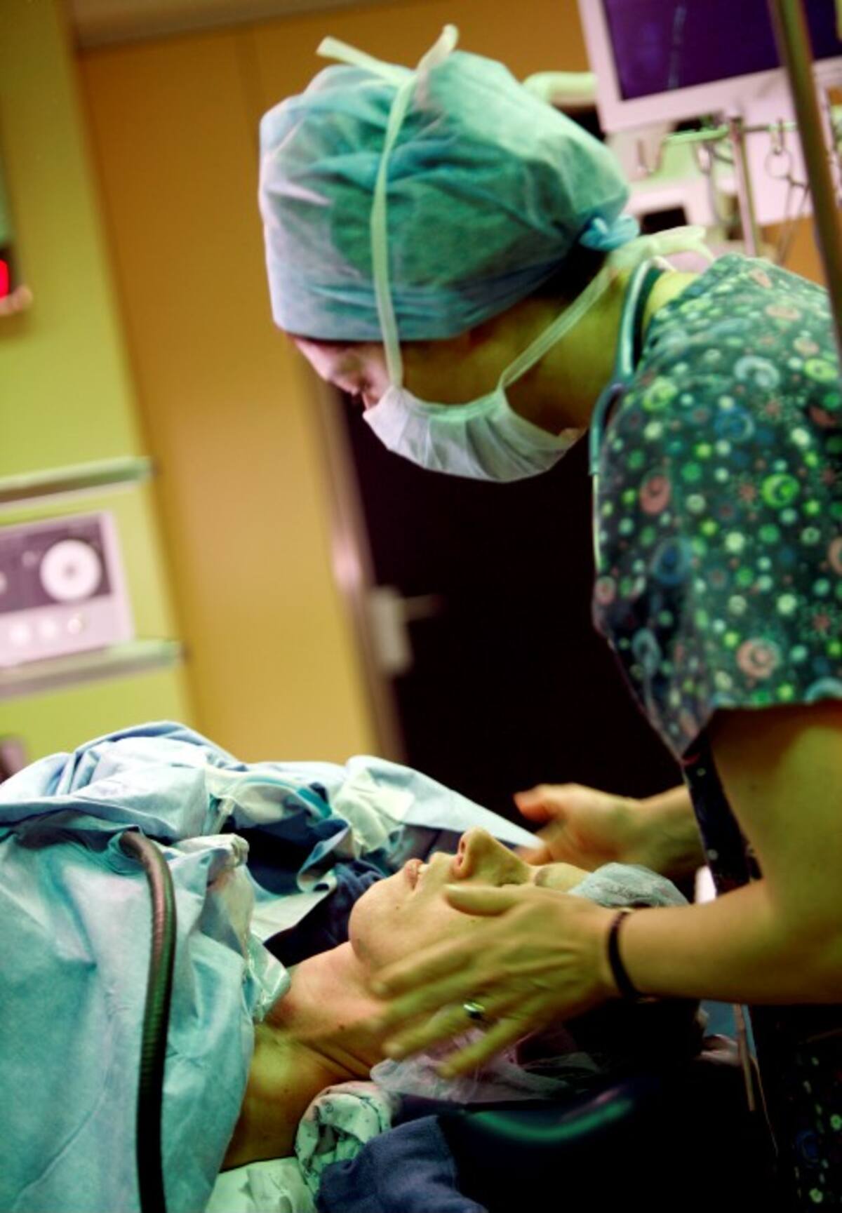 Con hipnosis los pacientes están sedados pero conscientes, y los médicos dicen que su período de recuperación es menor, como también su necesidad de analgésicos. AP Virginia Mayo