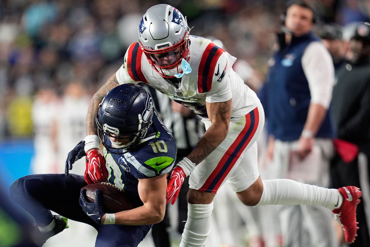 El receptor abierto de los Seattle Seahawks, Cooper Kupp (10), atrapa un pase contra el esquinero de los New England Patriots, Christian González, durante la segunda mitad del partido de fútbol americano Super Bowl 60. //Foto, AP: Steve Luciano