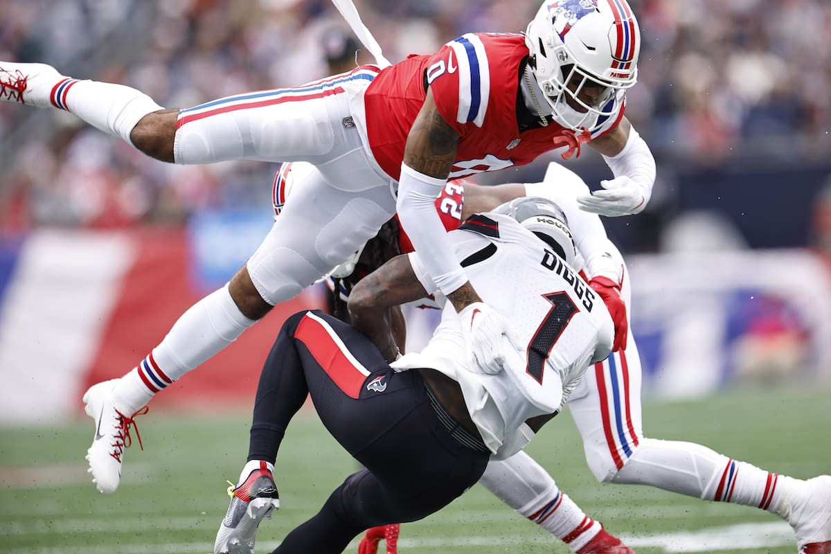 Fotografía de archivo fechada el 13 de octubre de 2024 del jugador de los New England Patriots, Christian González (arriba), enfrentándose con el receptor de los Houston Texans, Stefon Diggs (abajo), durante la primera mitad del partido de la NFL entre los New England Patriots y los Houston Texans en Foxborough. //Foto, EFE: CJ GUNTHER