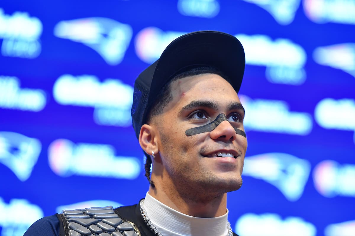El esquinero de los New England Patriots, Christian González, habla en una conferencia de prensa después de un partido de playoffs divisionales de la NFL. //Foto, AP: Steven Senne