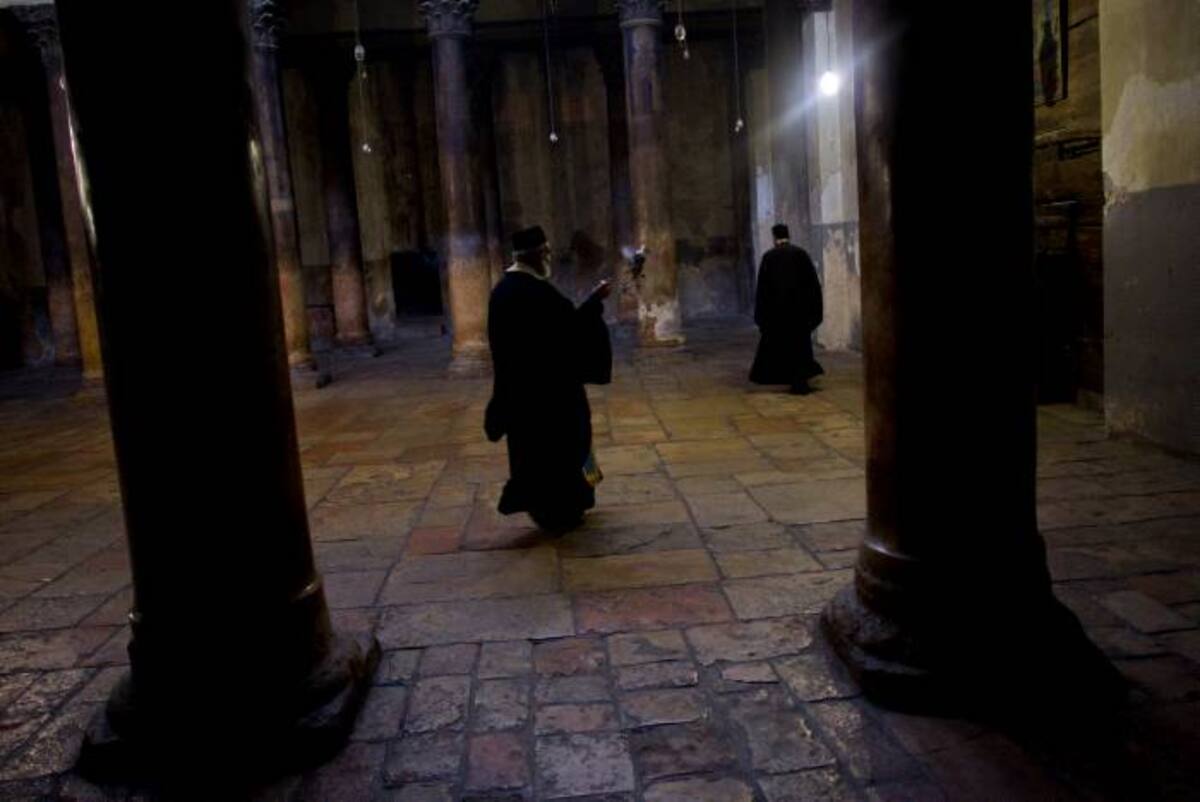 acerdotes cristiano ortodoxo griego caminan entre las columnas de la Iglesia de la Natividad, donde se cree fue la cuna de Jesucristo. AP Bernat Armangue