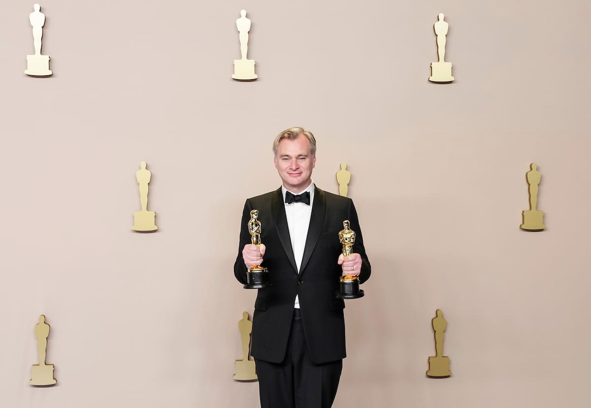 Christopher Nolan, con las estatuillas de sus Óscar a mejor director y película por 'Oppenheimer'. EFE/EPA/ALLISON DINNER