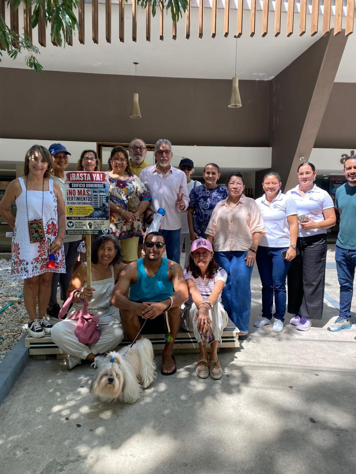Alrededor de 20 vecinos se reunieron a las afueras del edificio Dominique el pasado sábado 13 de junio para expresar su inconformidad ante la administración del edificio Dominique // Cortesía: Julián González.
