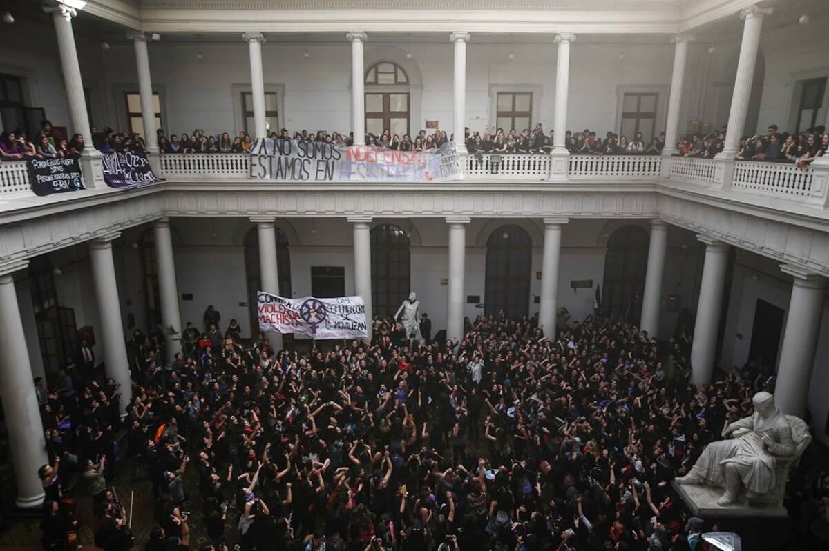 Cientos de estudiantes se toman las instalaciones de la Universidad de Chile para exigir que estos sean "espacios seguros" contra la "violencia machista" y le entregaron al rector del mismo, Ennio Vivaldi, un petitorio con sus principales reclamaciones, en Santiago. EFE