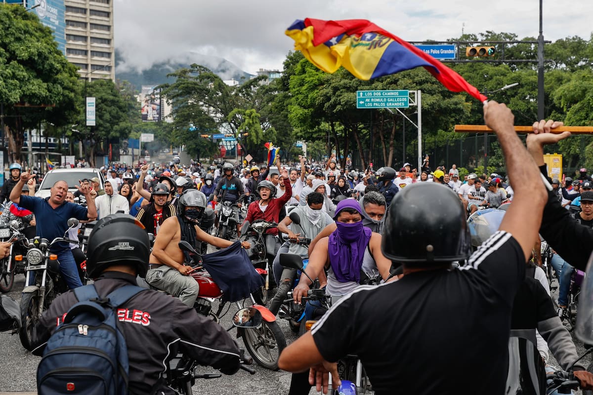 Opositores al gobierno de Nicolás Maduro recorren las calles en motocicletas este lunes, en Caracas (Venezuela). //EFE