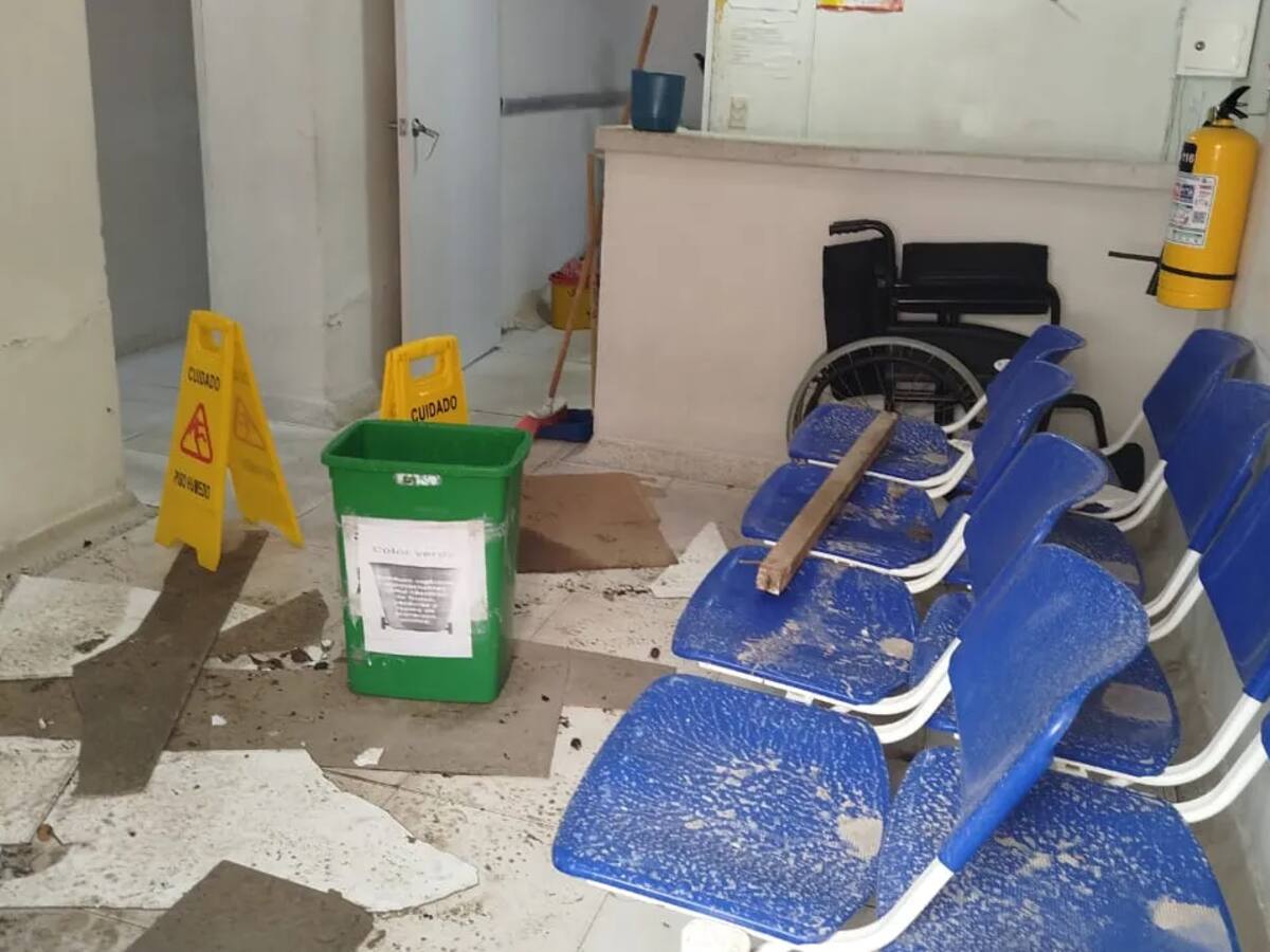 zona de espera del centro de salud de Pasacaballos tras los daños causados por las lluvias. // Cortesía
