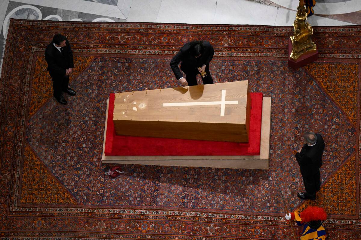 En la ceremonia se leyó el “Rogito” un acta con la vida y obra del argentino, que después se ha introducido en el féretro. // Foto: EFE / VANGUARDIA