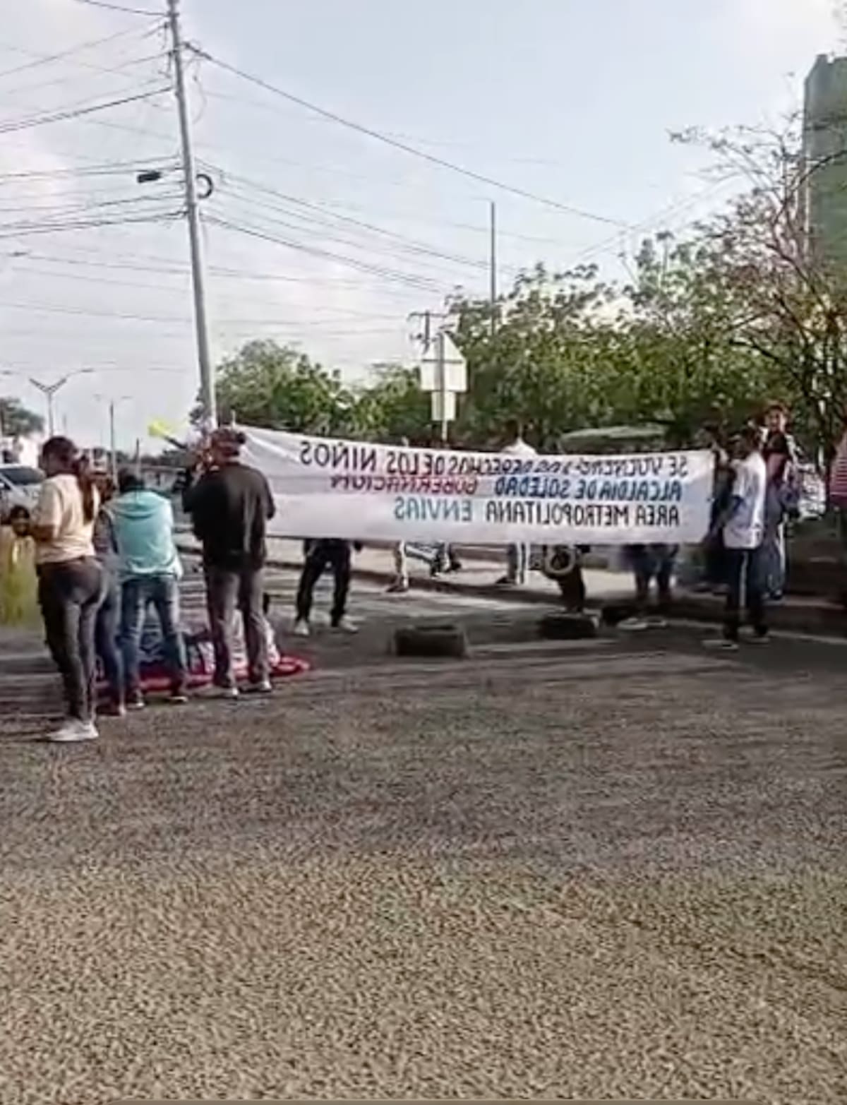 Los padres de familia de los estudiantes de los colegios Itida, Caldas e INEM protestaron en la Calle 30 para llamar la atención y se construya el puente peatonal que beneficie a la población estudiantil del sector.//Cortesía Red de Cooperantes.