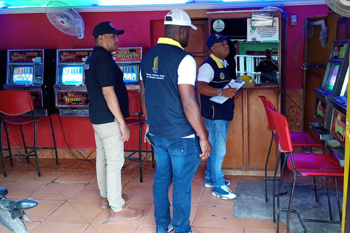 Vehículos inmovilizados y dos gastrobares cerrados tras operativo en Cartagena