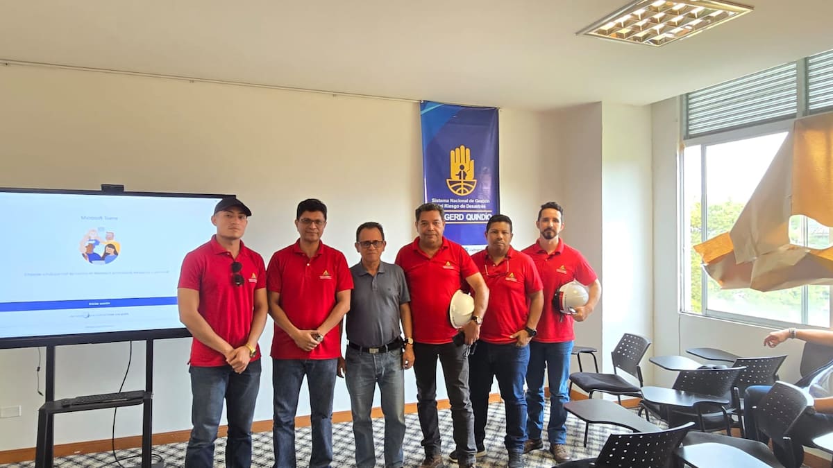 Cinco ingenieros de Bolívar viajaron al Quindío para evaluar daños del terremoto. // Foto: cortesía de Cemento País.