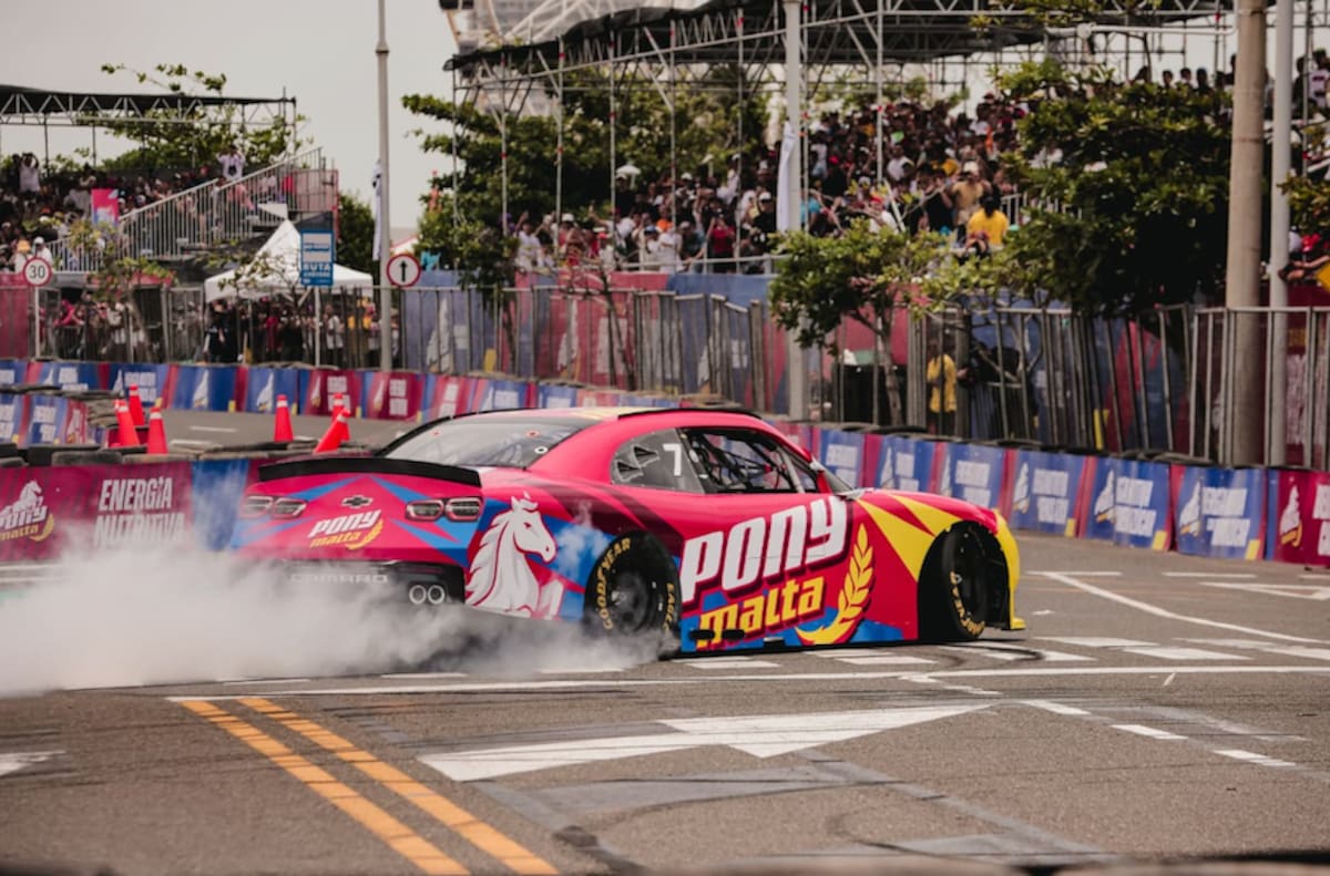Los aficionados al automovilismo llenaron las gradas ubicadas en el Gran Malecón para presenciar el Circuito Pony Malta Barranquilla 2026.//Cortesía Alcaldía de Barranquilla.