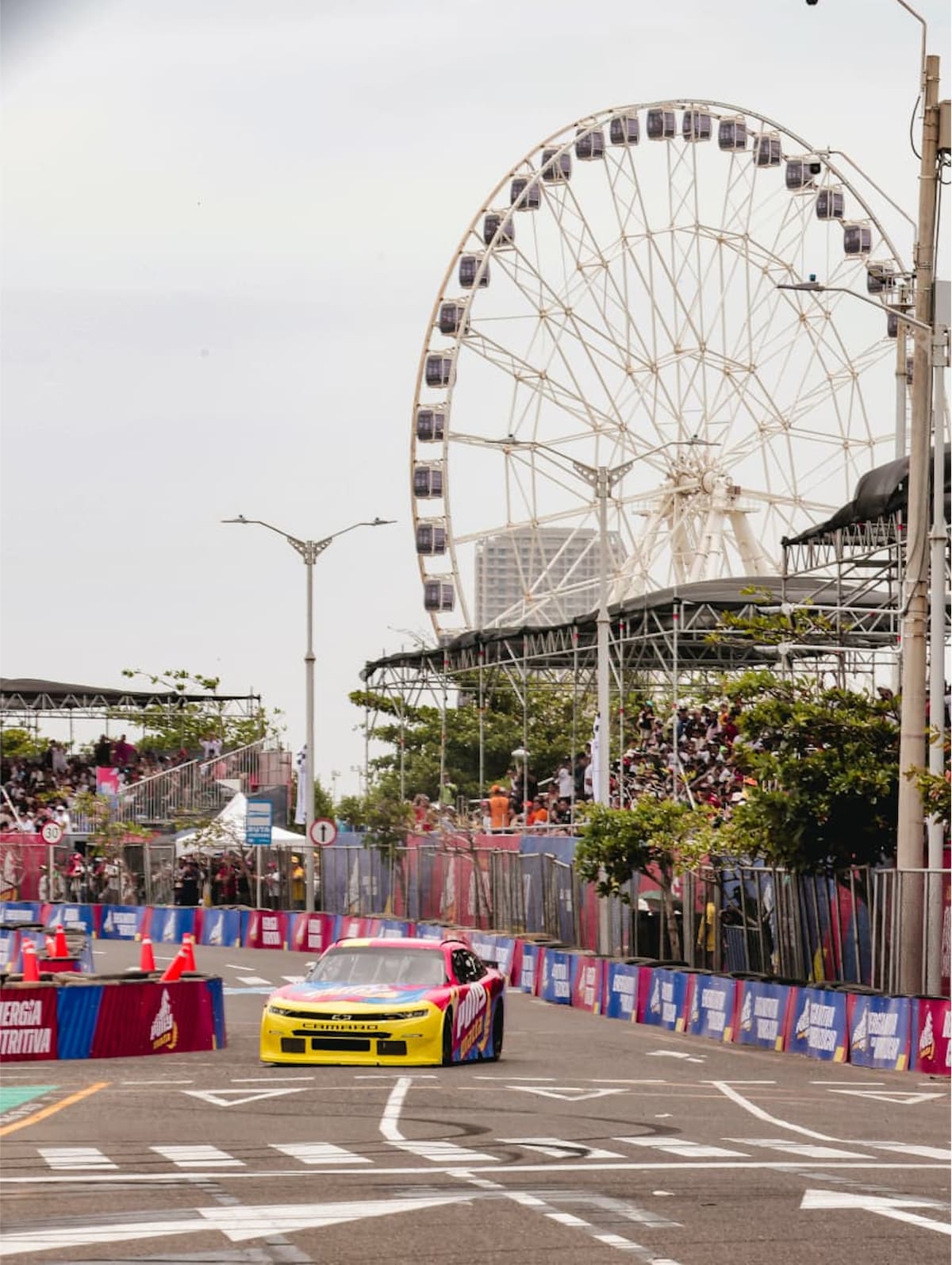 La rueda de fortuna Luna del Río también hizo parte del panorama que se vivió este domingo 16 de agosto en el Circuito Pony Malta de Barranquilla 2026.//Cortesía Alcaldía de Barranquilla.