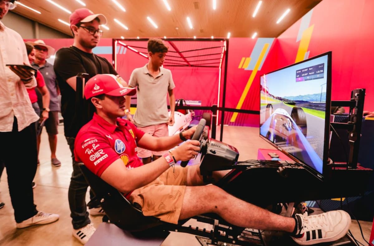 El público también quiso vivir la experiencia de conducir un monoplaza, pero de manera virtual. //Cortesía Alcaldía de Barranquilla.