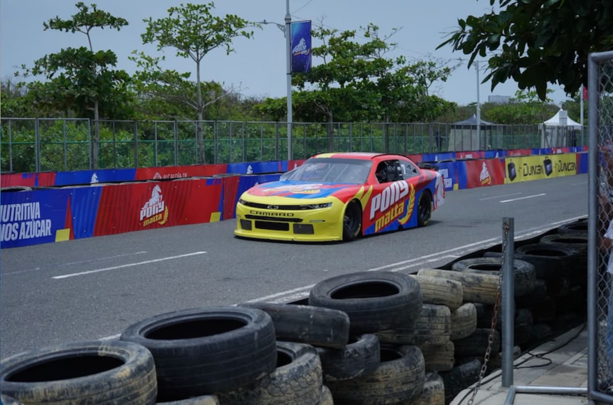 Juan Pablo Montoya se exhibió en este carro Camaro, el mismo con el que compitió en la Indycar y la Nascar en Estados Unidos. //Cortesía Juanpic //Zonacero.