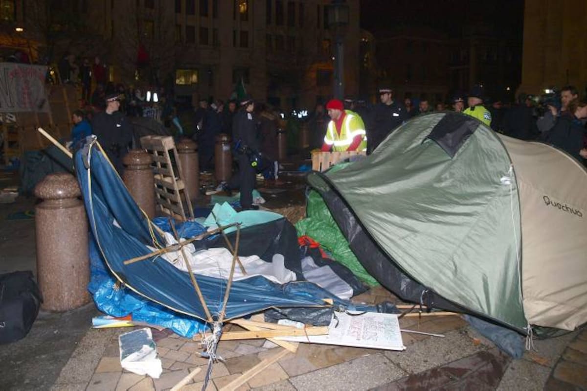 Unos 50 ó 60 manifestantes permanecían en el lugar cuando la policía llegó y avisó del desalojo inminente. AP Max Nash