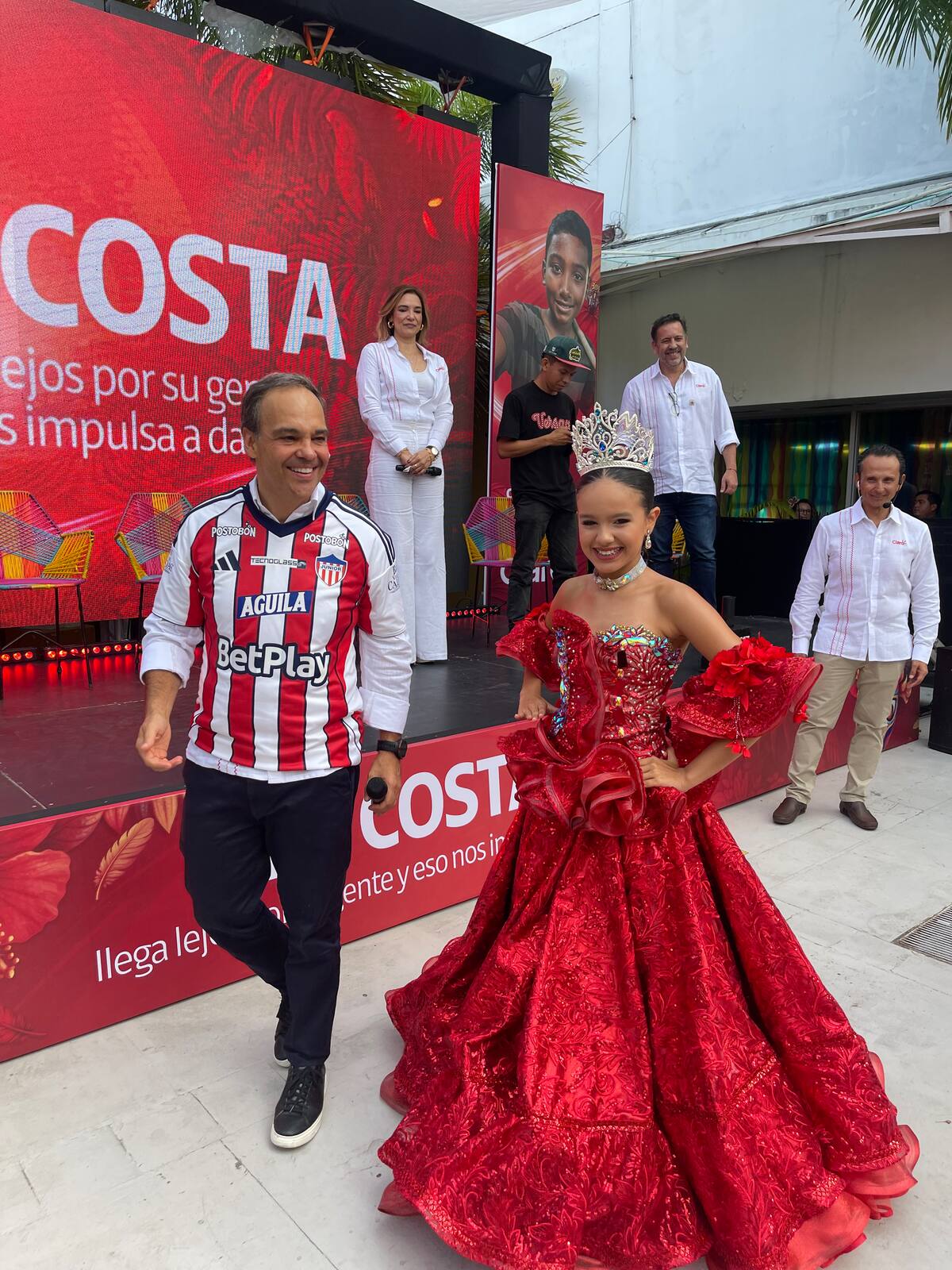 Rodrigo de Gusmao, presidente de Claro Colombia y Sharon Acosta Tobón, Reina del Carnaval de los Niños 2026 de Barranquilla.