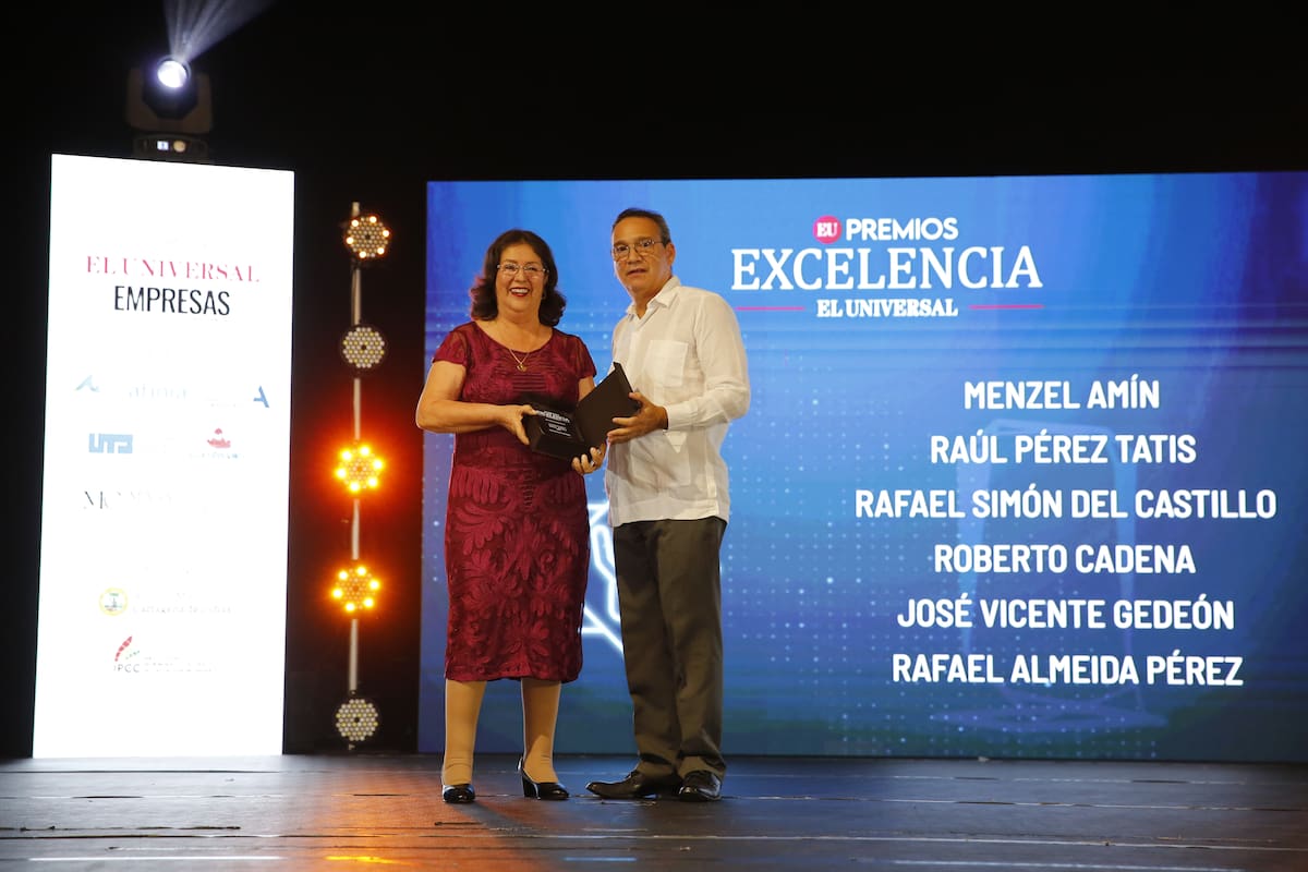 Claudia Avendaño recibió el galardón ‘Empresario del Año’ a nombre de Menzel Amín. Entregó Nicolás Pareja.