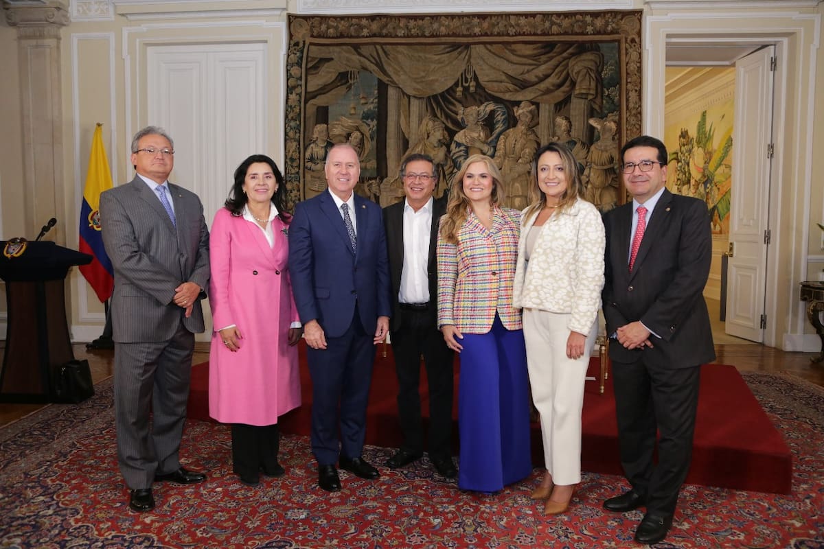 Jorge Enrique Vallejo Jaramillo, Mary Lucero Novoa Moreno, Aurelio Enrique Rodríguez Guzmán, presidente de la República Gustavo Petro Urrego, Diana Alexandra Remolina Botía, Claudia Expósito Vélez y Jorge Luís Trujillo Alfaro. // Cortesía