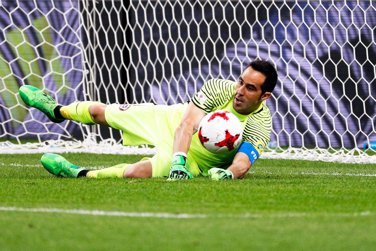 Claudio Bravo, leyenda del fútbol chileno, se retira del fútbol