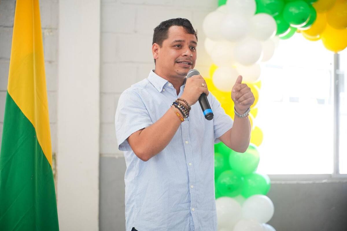 El alcalde de Clemencia, Miguel Samir Barrios, estuvo en el acto donde confirman la llegada de Unicaribe al megacolegio del municipio. // Foto: Cortesía - Gobernación de Bolívar.