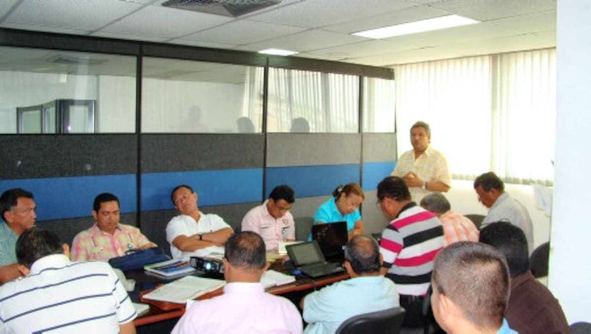 Reunión del secretario de Educación, Guillermo Vergara, explicando el nuevo calendario escolar.