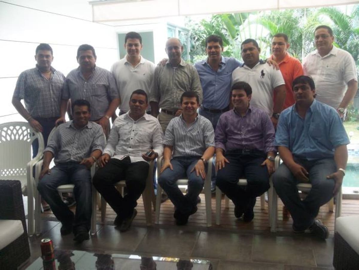 El senador Bernardo Elías con los alcaldes de su mo-vimiento y el gobernador Alejandro Lyons. EL UNIVERSAL