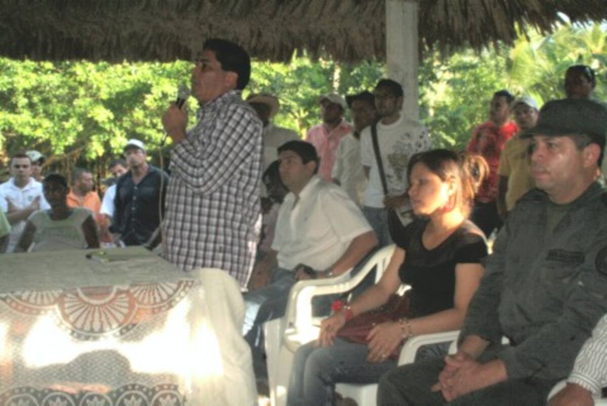 Momentos en que el alcalde de San Pelayo, Oswaldo Negrete y el ingeniero Aisar Farah Buelvas socializan el proyecto a la comunidad.