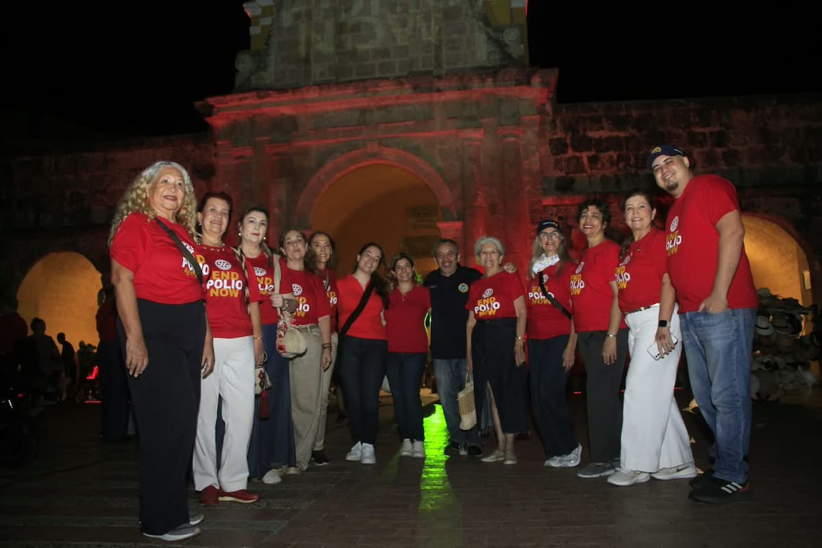 Clubes rotarios lideraron iluminación de la Torre del Reloj en conmemoración mundial por la lucha contra la polio. // Foto: Julio Castaño - El Universal.