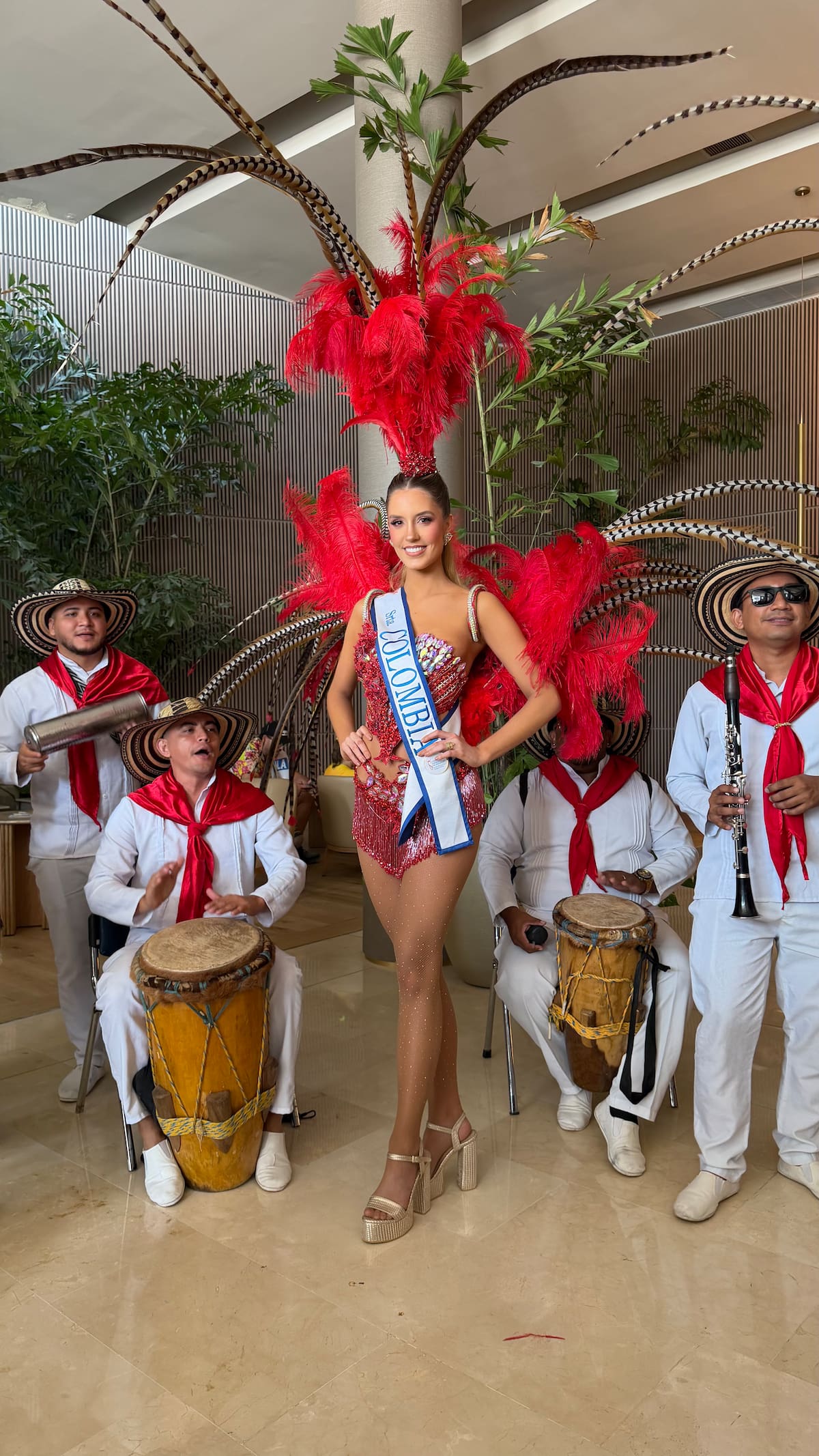 Barranquilleros y visitantes vivieron los desfiles del Carnaval junto al Concurso Nacional de Belleza. //Foto: Cortesía.