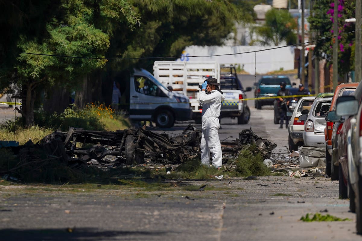 Video: atentado con carro bomba deja tres policías heridos en México