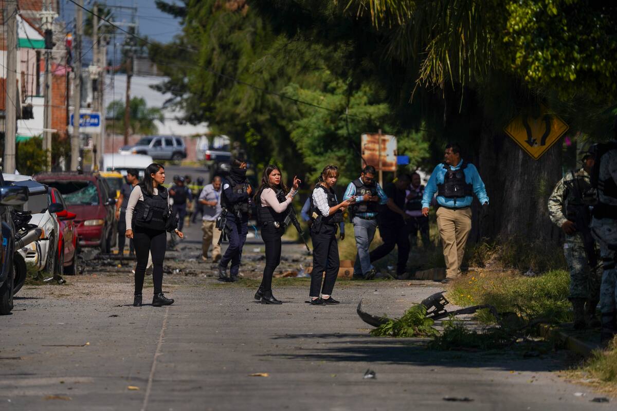 Agentes de seguridad y expertos en el lugar donde explotó un coche-bomba cerca de una comisaría en Acámbaro, estado de Guanajuato, México. //AP
