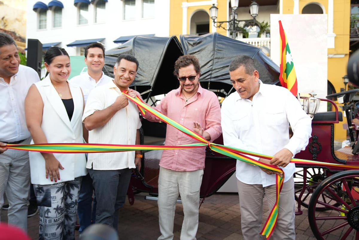 Alcalde Dumek Turbay, puso en funcionamiento el sistema integrado de coches 100% eléctricos en el Centro Histórico. // Foto: cortesía - Alcaldía de Cartagena.
