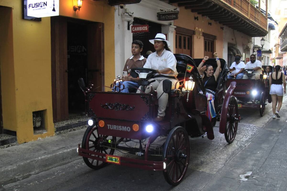 Alcalde Dumek Turbay, puso en funcionamiento el sistema integrado de coches 100% eléctricos en el Centro Histórico. // Foto: cortesía - Alcaldía de Cartagena.