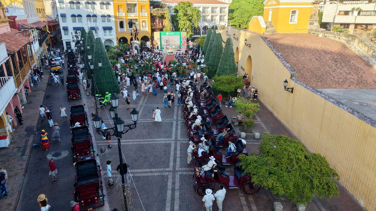 Alcalde Dumek Turbay, puso en funcionamiento el sistema integrado de coches 100% eléctricos en el Centro Histórico. // Foto: cortesía - Alcaldía de Cartagena.