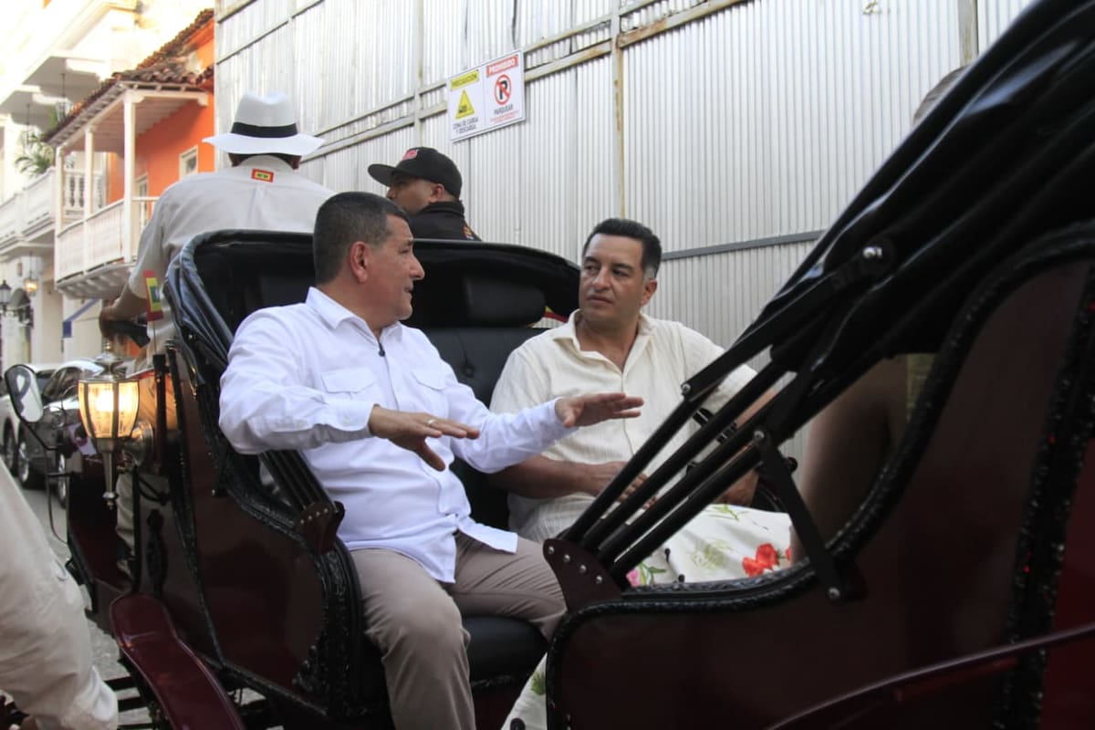 Alcalde Dumek Turbay, puso en funcionamiento el sistema integrado de coches 100% eléctricos en el Centro Histórico. // Foto: Julio Castaño - El Universal.