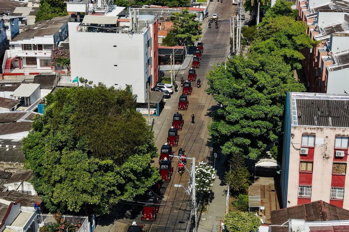 Alcalde Dumek Turbay, puso en funcionamiento el sistema integrado de coches 100% eléctricos en el Centro Histórico. // Foto: cortesía - Alcaldía de Cartagena.