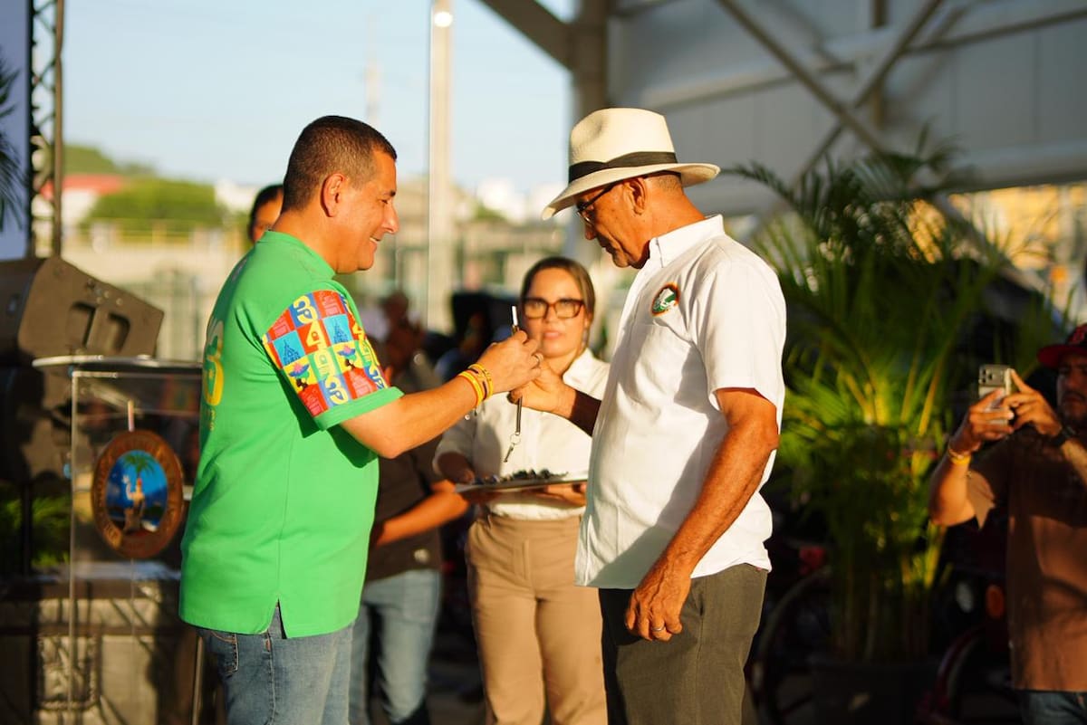 Son 60 los que ahora tienen como sus beneficiarios directos a los integrantes de la Asociación de Cocheros de Cartagena y algunos de los conductores formados por el Distrito que participaron en el plan piloto gratuito. // Foto: Cortesía - Alcaldía de Cartagena.