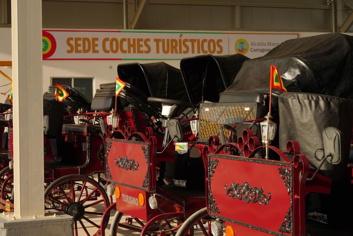 Cada coche eléctrico cuenta con tecnología GPS, lo que permitirá monitorear en tiempo real los recorridos, optimizar la operación y fortalecer los mecanismos de control y seguimiento del sistema. // Foto: Cortesía - Alcaldía de Cartagena.