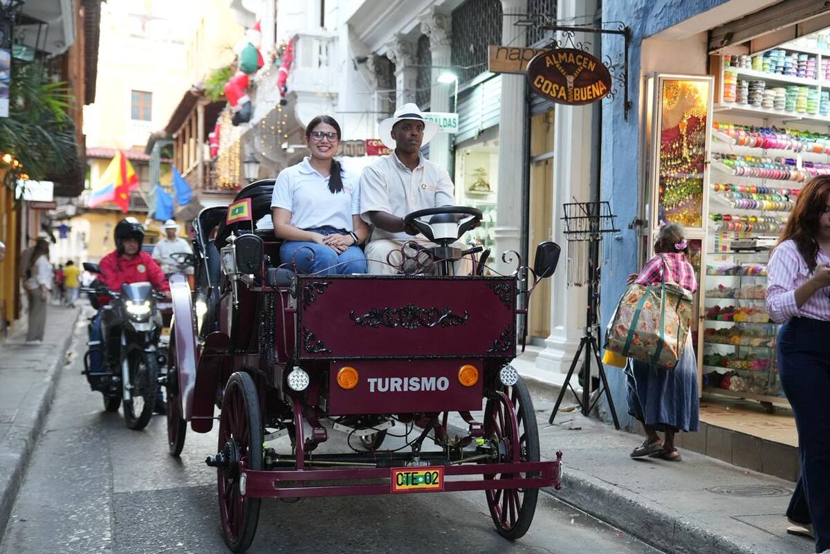 Nuevos coches eléctricos en el Centro Histórico. // Foto: cortesía - Alcaldía de Cartagena.