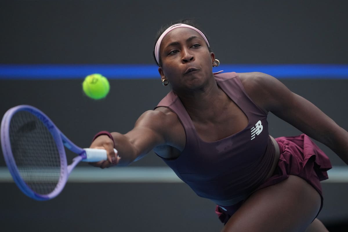 La estadounidense Coco Gauff devuelve una pelota a la colombiana Camila Osorio durante el partido de segunda ronda del cuadro individual femenino del torneo de tenis China Open en Pekín. //Foto, AP: Achmad Ibrahim
