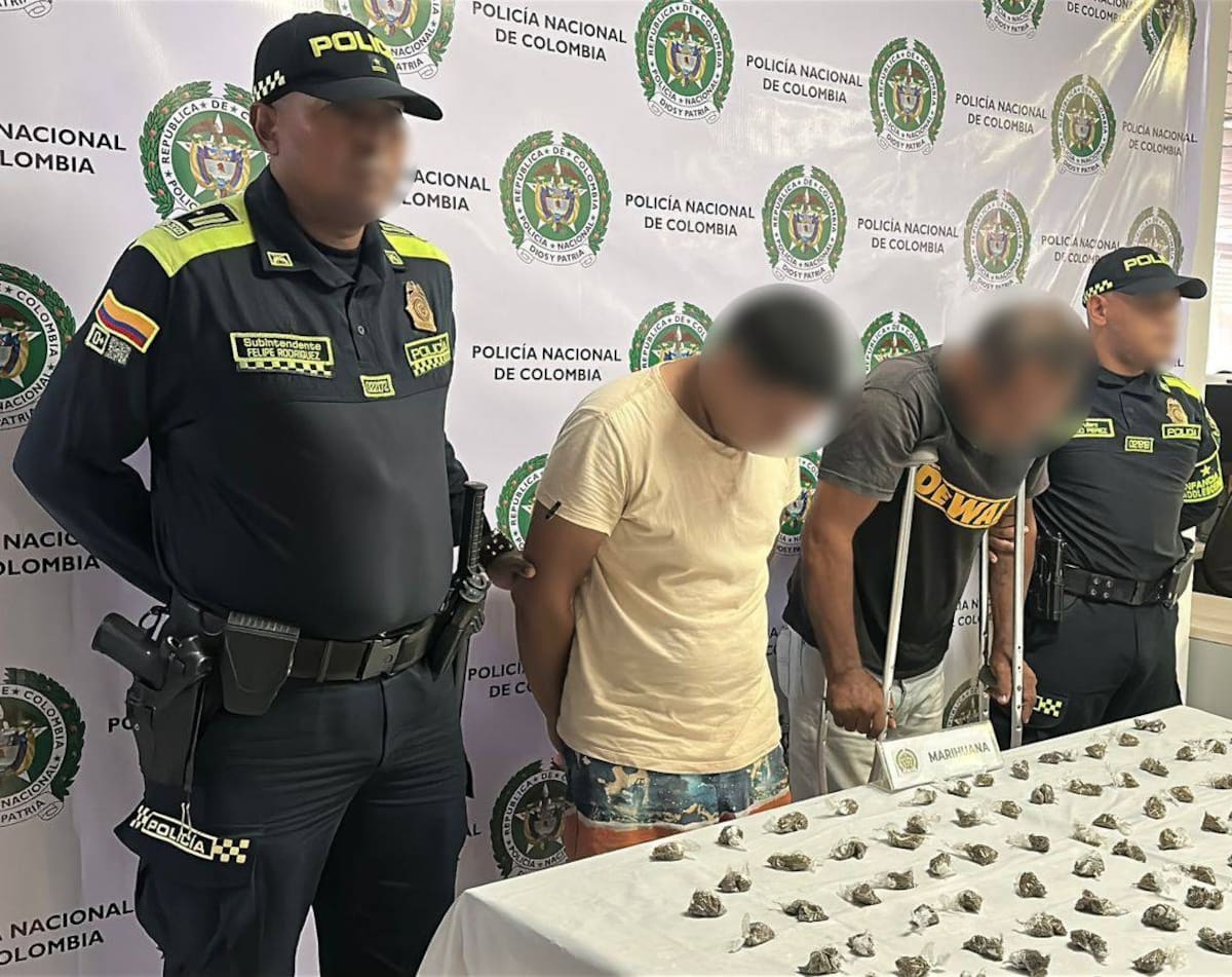 Alias ‘César’ y ‘Anuar’ fueron capturados en flagrancia en el barrio Alto Bosque cuando, según la Policía, comercializaban marihuana en vía pública. //FOTO: SUMINISTRADA POR POLICÍA NACIONAL.