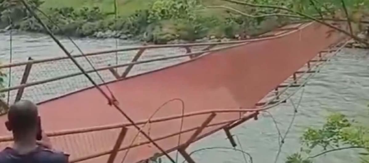 Colapsa puente recién inaugurado en Bagadó, Chocó. // Foto: tomada de internet