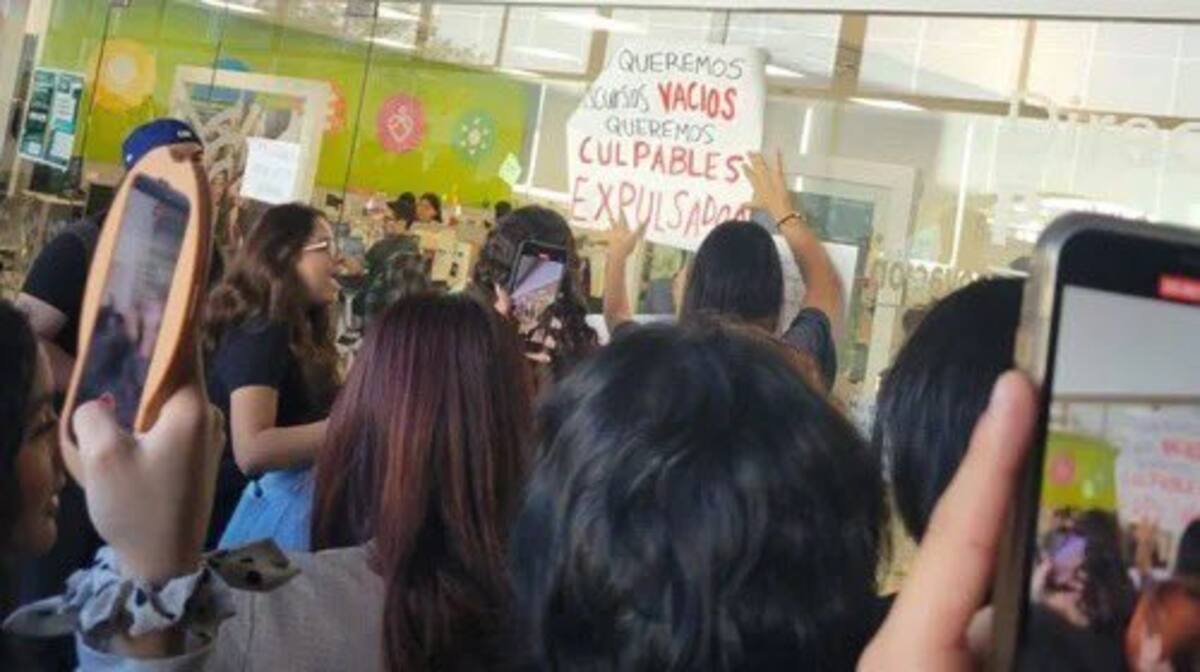 Estudiante sufrió de abuso sexual por parte de cinco compañeros y la comunidad educativa ha protestado.