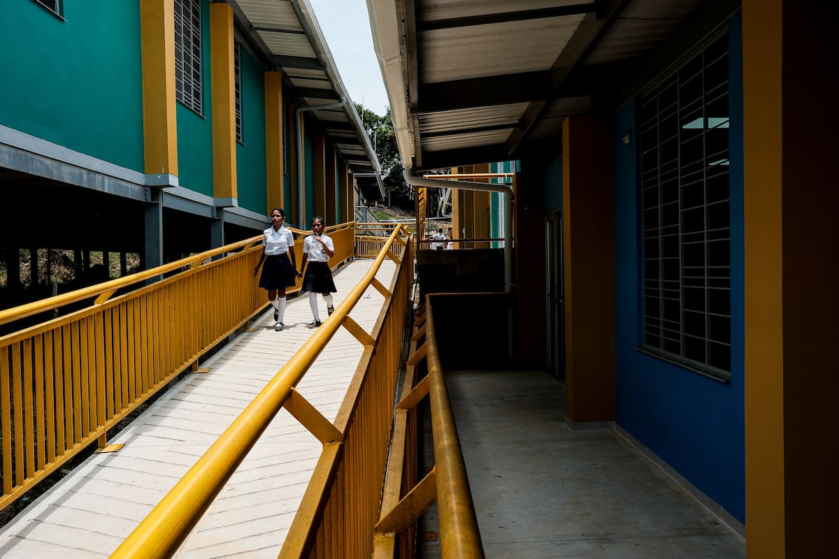 Incendio mortal en un colegio deja 16 niñas fallecidas y 79 heridas